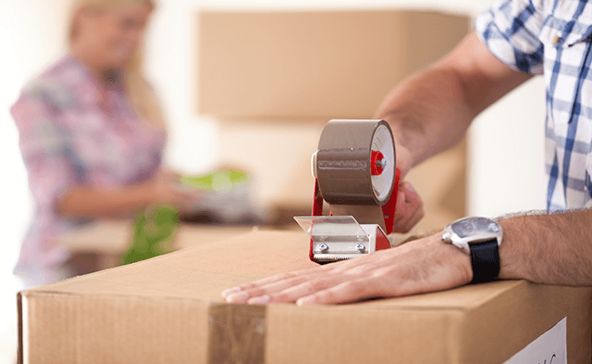 Le carton penderie : un indispensable pour un déménagement réussi